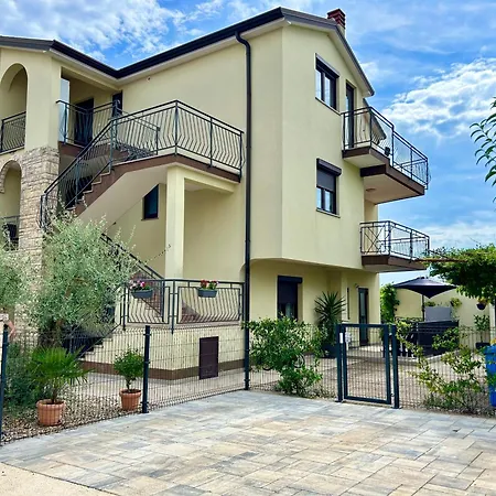 Sara * Novigrad Istria